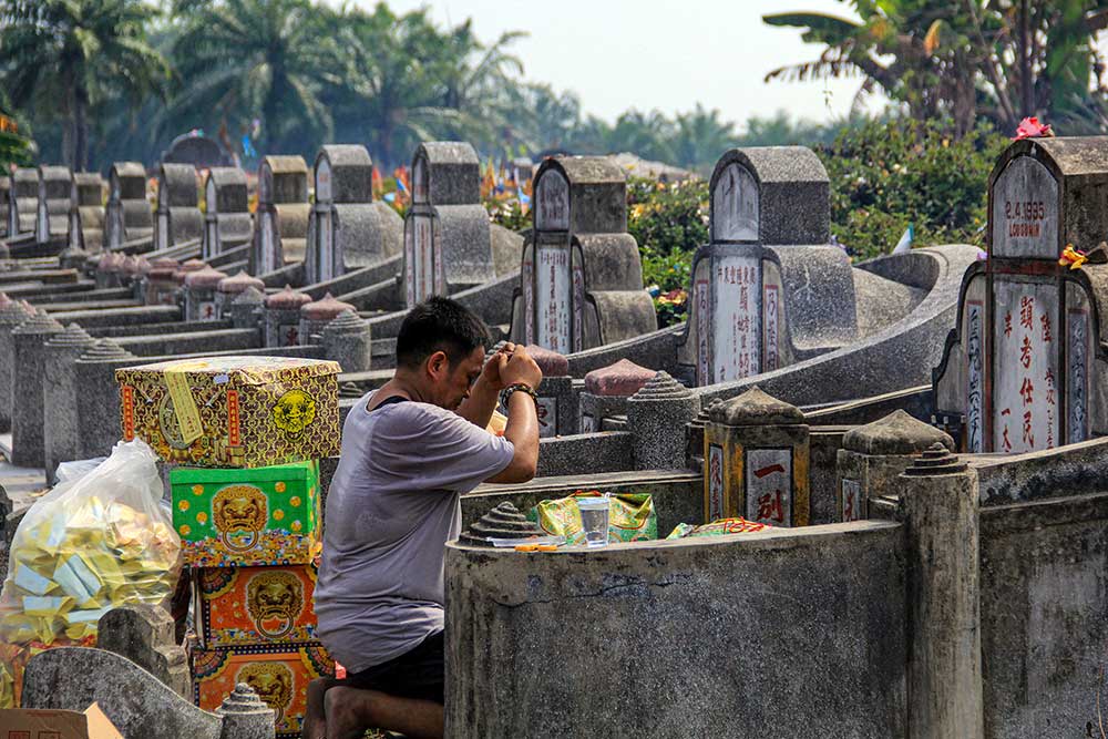  Warga Tionghoa di Sumatra Utara Lakukan Ritual Ceng Beng