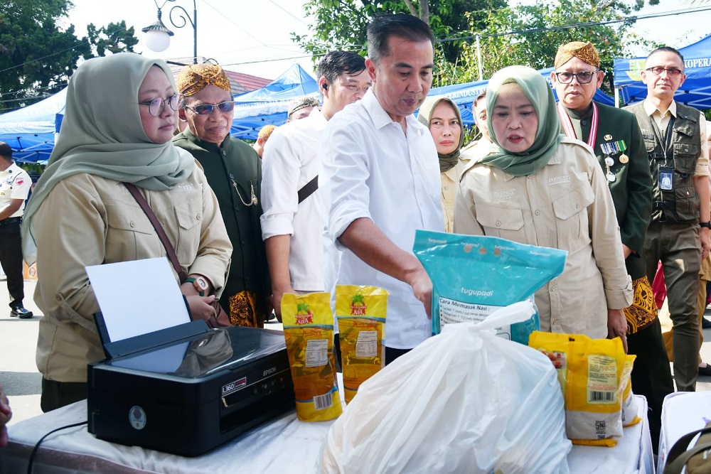  Bey Resmikan Operasi Pasar Bersubsidi di Kota Sukabumi