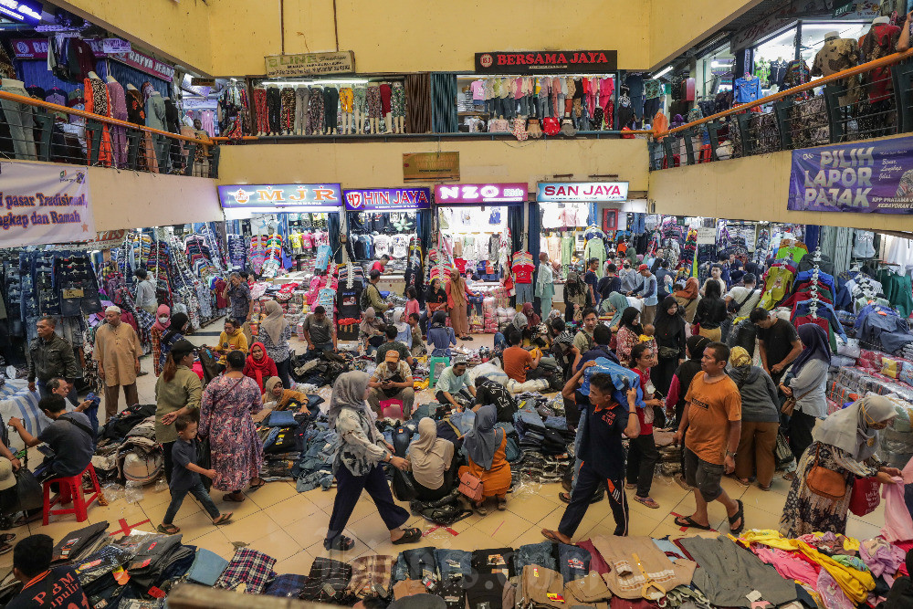  Pasar Cipulir di Jakarta Mulai Diserbu Pengunjung Untuk Berburu Baju Lebaran