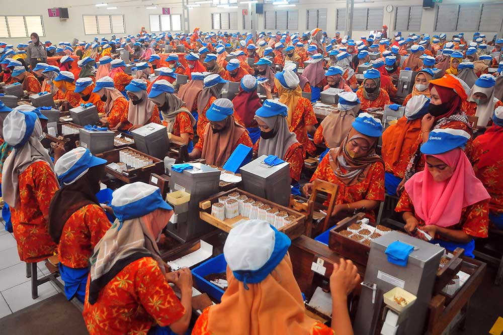  Puluhan Ribu Pekerja Harian dan Borongan Pabrik Rokok di Kudus Terima THR