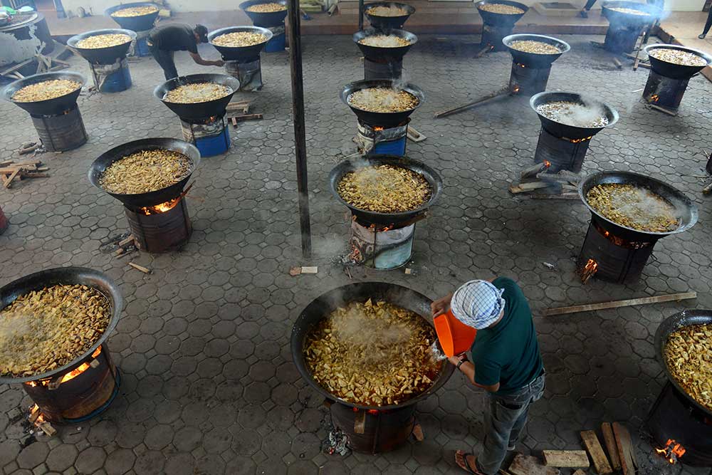  Tradisi kenduri memasak kuah beulangong saat Nuzulul Quran di Aceh