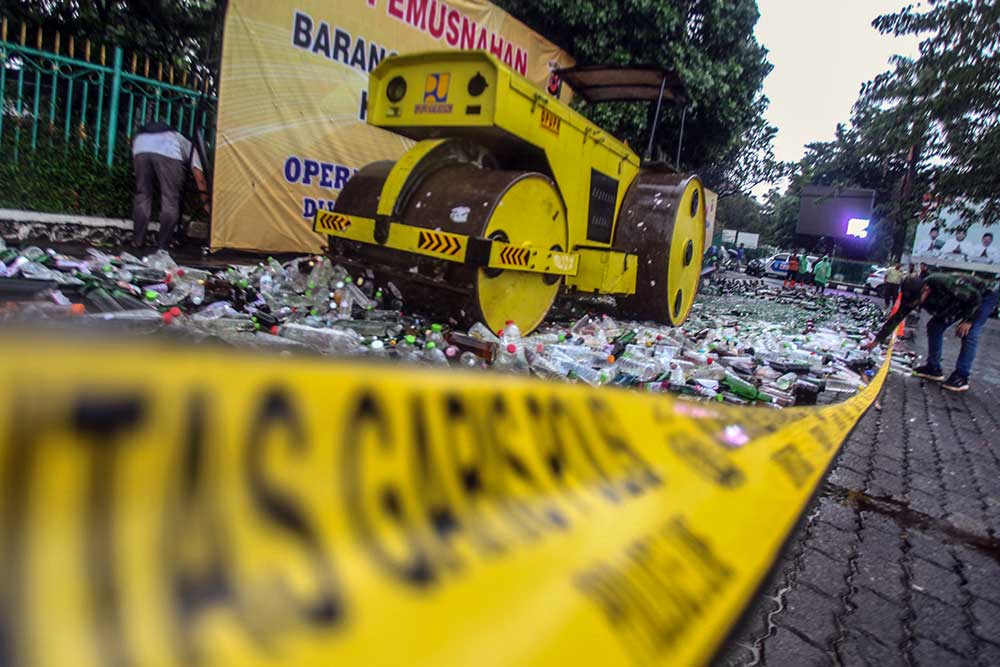  Puluhan Ribu Miras di Bogor Hasil Operasi Ketupat Lodaya Dimusnahkan