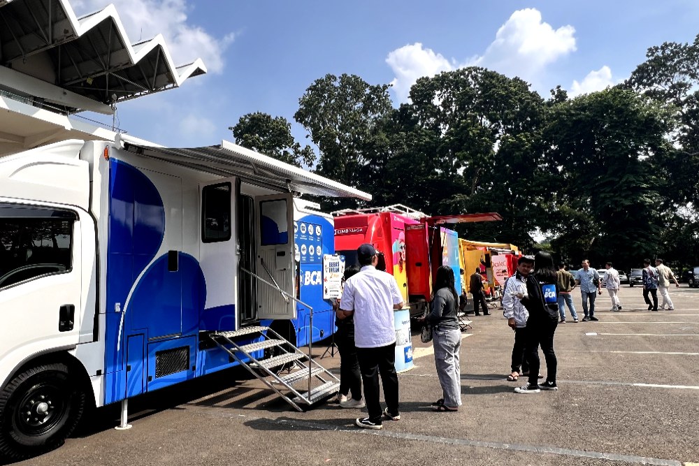 Mobil kas keliling perbankan siap melayani penukaran uang baru untuk Lebaran 2024 yang digelar Bank Indonesia (BI) di Istora Senayan, Gelora Bung Karno mulai 28-31 Maret 2024. JIBI/Feni Freycinetia