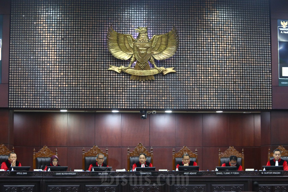 Suasana sidang perdana perselisihan hasil Pilpres 2024 dengan pemohon calon presiden dan calon wakil presiden nomor urut 1 Anies Baswedan dan Muhaimin Iskandar di Gedung Mahkamah Konstitusi, Jakarta, Rabu (27/3/2024). Sidang tersebut beragenda pemeriksaan pendahuluan dengan penyampaian permohonan dari pemohon. Bisnis/Eusebio Chrysnamurti