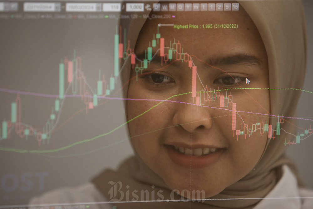 Karyawati mengamati pergerakan harga saham di kantor Mandiri Sekuritas, Jakarta, Selasa (19/3/2024). Bisnis/Arief Hermawan P