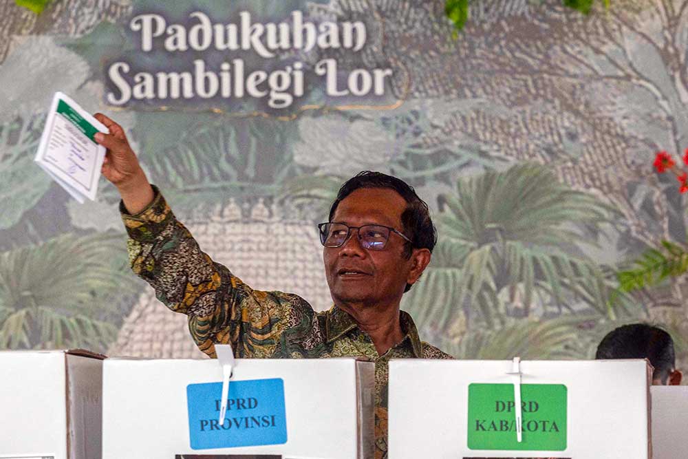 Cawapres nomor urut 3 Mahfud MD menunjukkan surat suara Pemilu 2024 usai mencoblos di TPS 106 Sambilegi Lor, Maguwoharjo, Depok, Sleman, D.I Yogyakarta, Rabu (14/2/2024). ANTARA FOTO/Andreas Fitri Atmoko