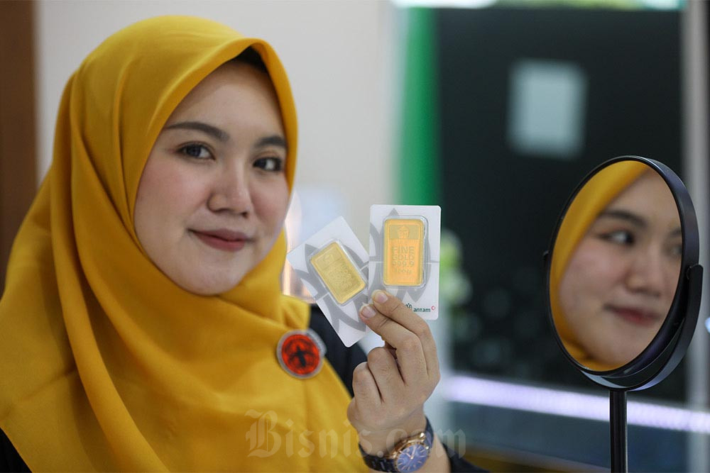 Karyawati menunjukkan emas PT Aneka Tambang Tbk. (Antam) di salah satu galeri emas di Jakarta, Selasa (19/9/2023). Bisnis