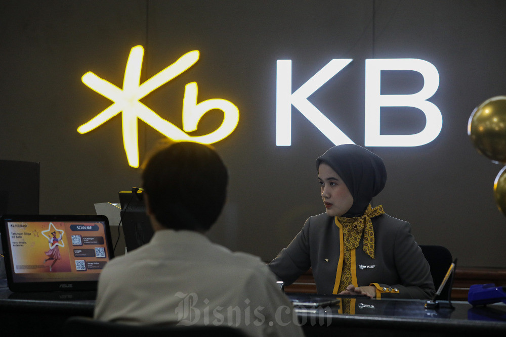 Karyawan melayani nasabah di salah satu kantor cabang KB Bank di Jakarta, Senin (4/3/2024). Bisnis/Arief Hermawan P