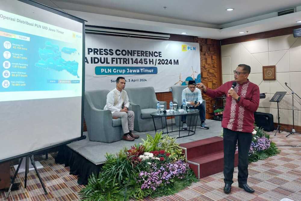 General Manager PLN Unit Induk Distribusi (UID) Jawa Timur, Agus Kuswardoyo memberikan pemaparan terkait kesiapan PLN UID Jatim siaga Ramadan dan Idulfitri 2024 di Surabaya, Rabu (3/4/2024)./Bisnis-Syaharuddin Umngelo.