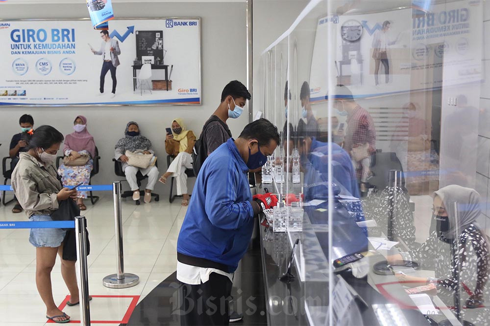 Karyawan melayani nasabah di salah satu Kantor Cabang Bank BRI di Tangerang Selatan, Banten. Bisnis/Eusebio Chrysnamurti