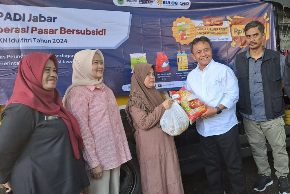 Sekda Jabar Herman Suryatman (kedua kanan)