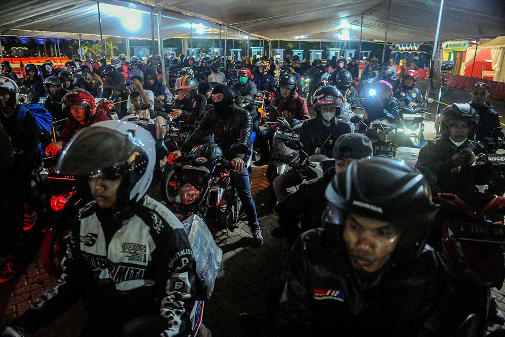Ratusan pemudik bersepeda motor antre menunggu kapal bersandar di Pelabuhan Ciwandan, Cilegon, Banten, Kamis (4/4/2024) dini hari. ANTARA FOTO/Muhammad Bagus Khoirunas