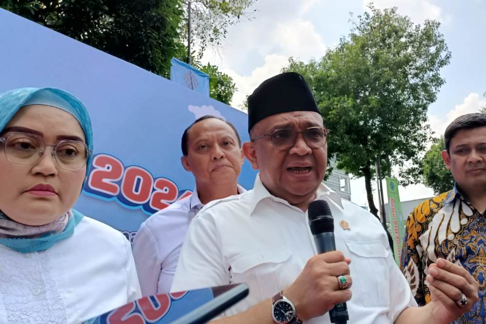 Wakil Menteri Ketenagakerjaan (Wamenaker), Afriansyah Noor  (tengah) didampingi Dirjen Pembinaan Hubungan Industrial dan Jaminan Sosial Ketenagakerjaan Kemnaker, Indah Anggoro Putri (kiri) saat ditemui di Gedung Advokasi Kemenaker, Jakarta, Kamis (4/4/2024). / Ni Luh Anggela.