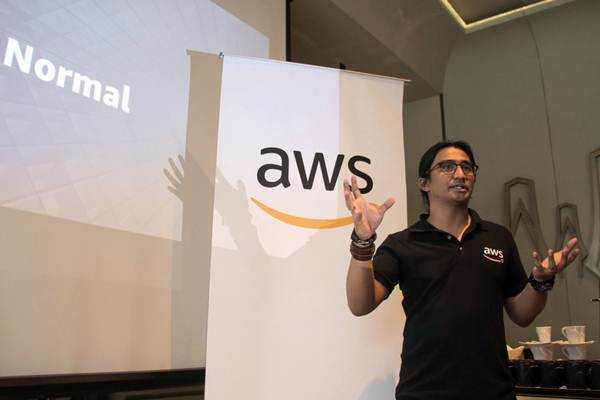 Starff AWS memberikan paparan dalam acara AWS Media Masterclass di Jakarta, Selasa (20/3/2018)./JIBI-Felix Jody Kinarwan