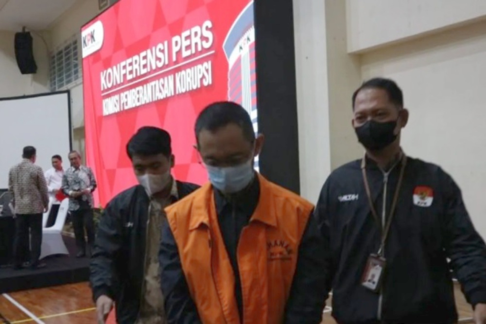 KPK Sita Mobil Chevrolet Andhi Pramono, Diduga Sempat Disembunyikan. Mantan Kepala Kantor Bea dan Cukai Makassar Andhi Pramono dikawal petugas usai konferensi pers di Gedung Merah Putih KPK, Jakarta, Jumat (7/7/2023). ANTARA/Fianda Sjofjan Rassat.