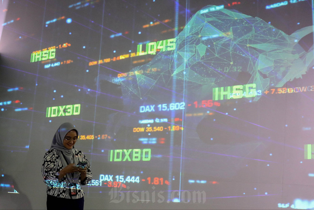 Karyawan beraktivitas di PT Bursa Efek Indonesia, Jakarta, Kamis (21/3/2024). Bisnis/Eusebio Chrysnamurti