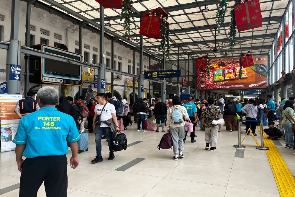 Lalu lalang pemudik di Stasiun Pasar Senen setelah Hari Raya Natal. Jumlah keberangkatan dilaporkan masih ramai meski natal telah selesai/Bisnis.com-Crysania Suhartanto