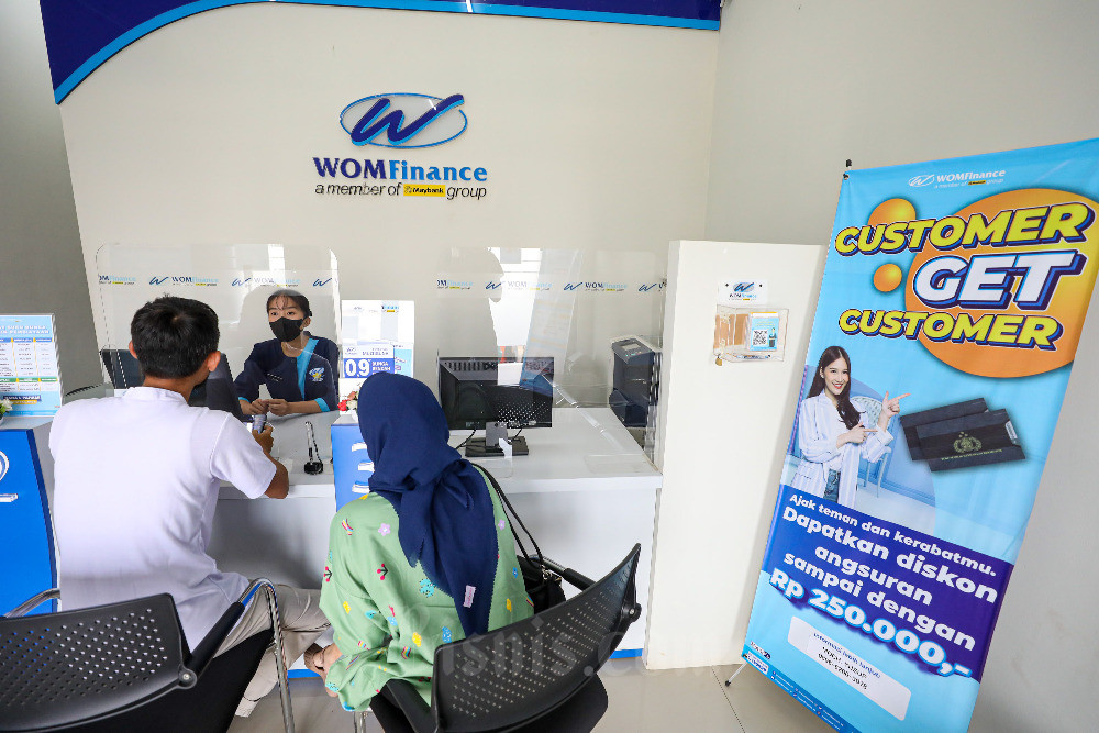 Karyawati melayani nasabah di salah satu kantor cabang PT Wahana Ottomitra Multiartha Tbk. (WOMF) di Kabupaten Bogor, Jawa Barat, Senin (7/8/2023). Bisnis/Abdurachman