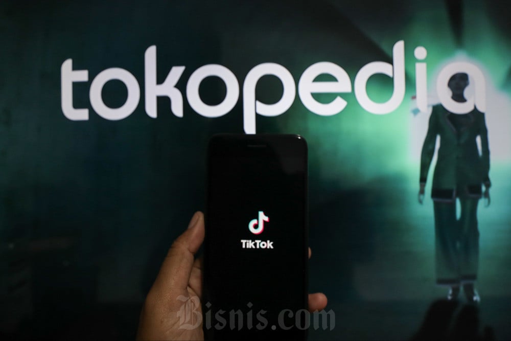 Warga mengakses aplikasi Tiktok di Jakarta. Bisnis/Fanny Kusumawardhani