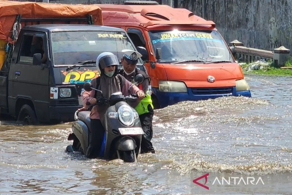  Arus Mudik Pantura Kaligawe Semarang Terganggu Banjir