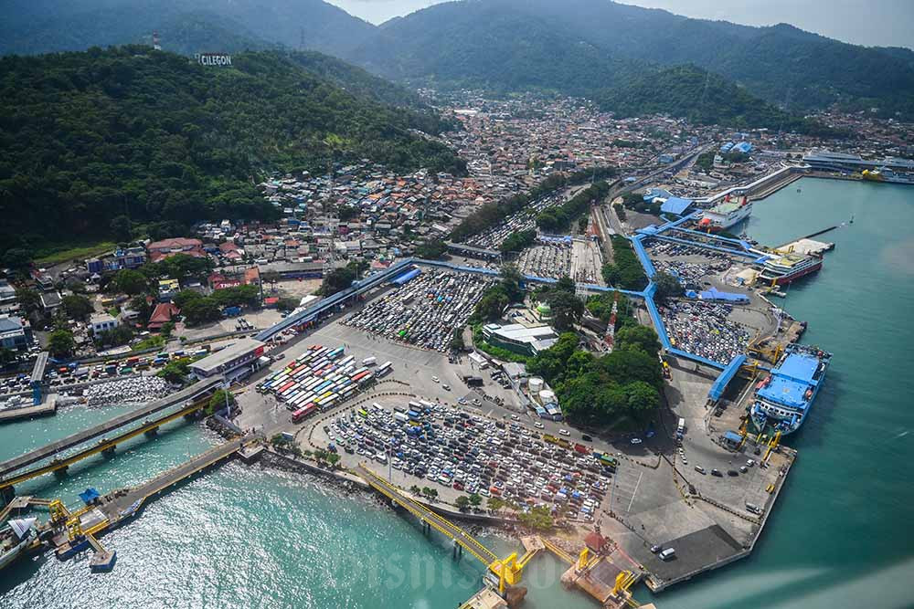  Antrean Kendaraan Pemudik Mengular di Pelabuhan Merak