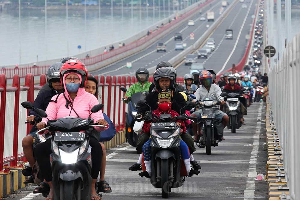  H-1 Lebaran, Pemudik Sepeda Motor Masih Padati di Jembatan Suramadu