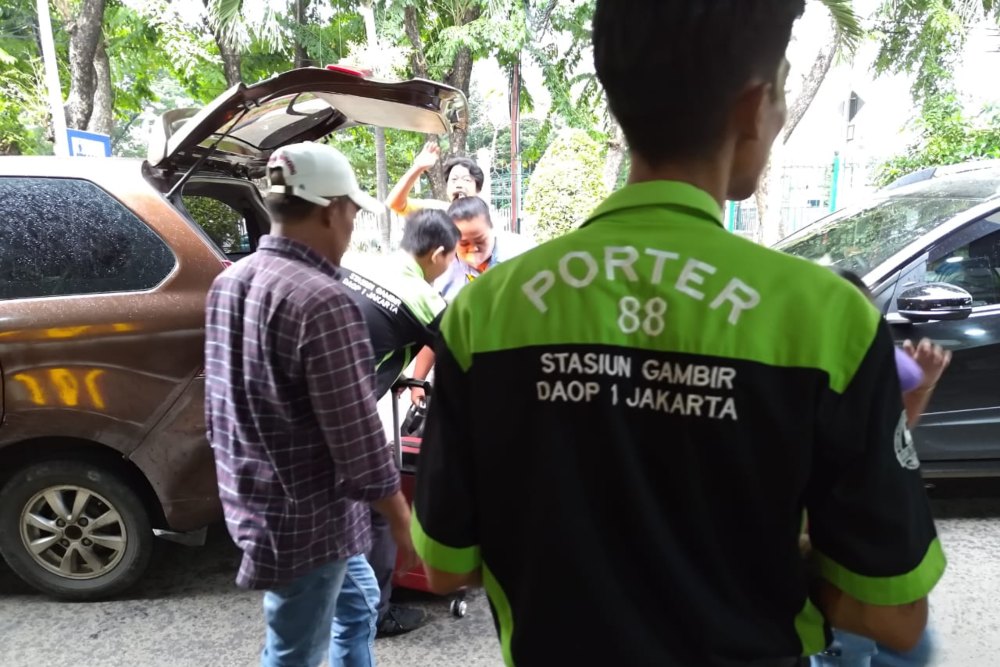  Kisah Haru Porter Stasiun Gambir, Harus Cari Nafkah Saat Perayaan Idulfitri