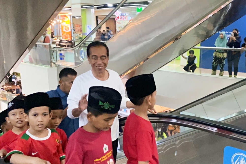  Jokowi Ajak Anak Yatim Belanja Baju dan Kue Lebaran di akhir Ramadan
