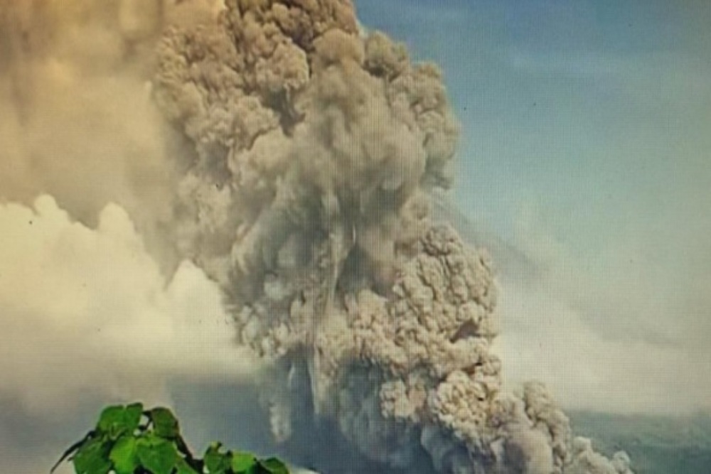  Jelang Lebaran, Gunung Semeru Meletus Lontarkan Abu Vulkanik 1 Km