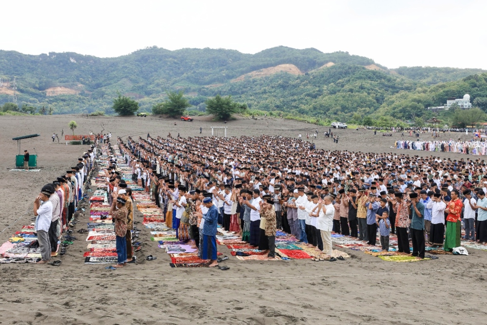  Potret Ribuan Jemaah Salat Id di Gumuk Pasir, Pantai Parangkusumo