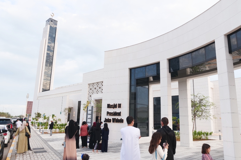  Ribuan Orang Rayakan Idulfitri di Masjid Presiden Joko Widodo Abu Dhabi