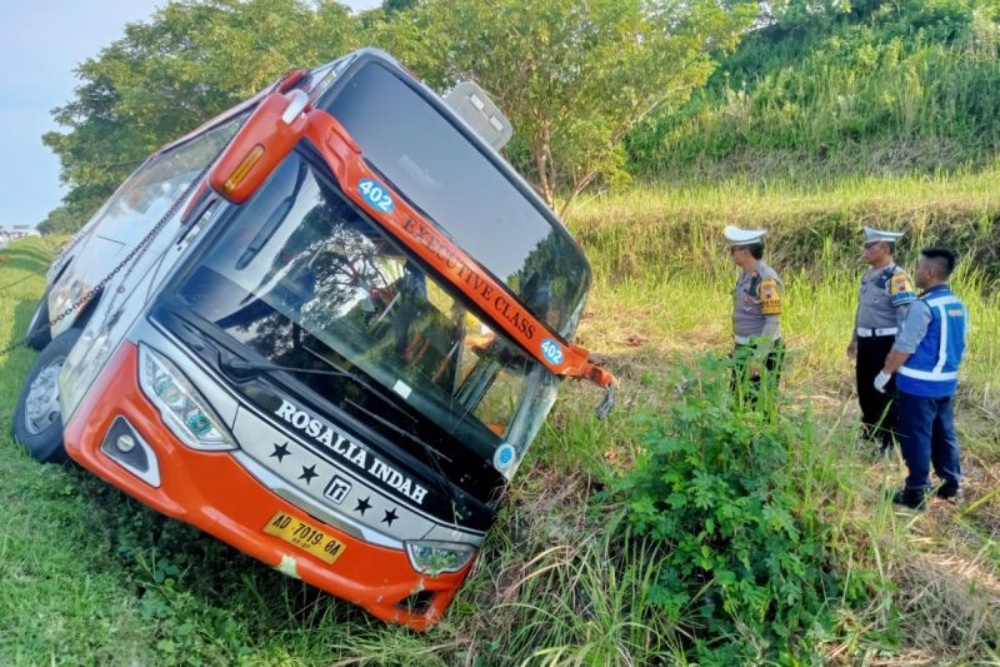  Jasa Marga Evakuasi Bus Rosalia Indah, Lalu Lintas Tol Semarang-Batang Kembali Lancar