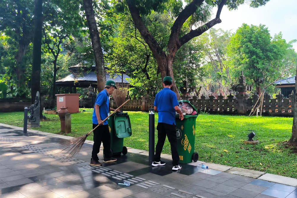  Kisah Petugas Kebersihan TMII Saat Lebaran: Tak Berlibur Demi Dapur Tetap Ngebul