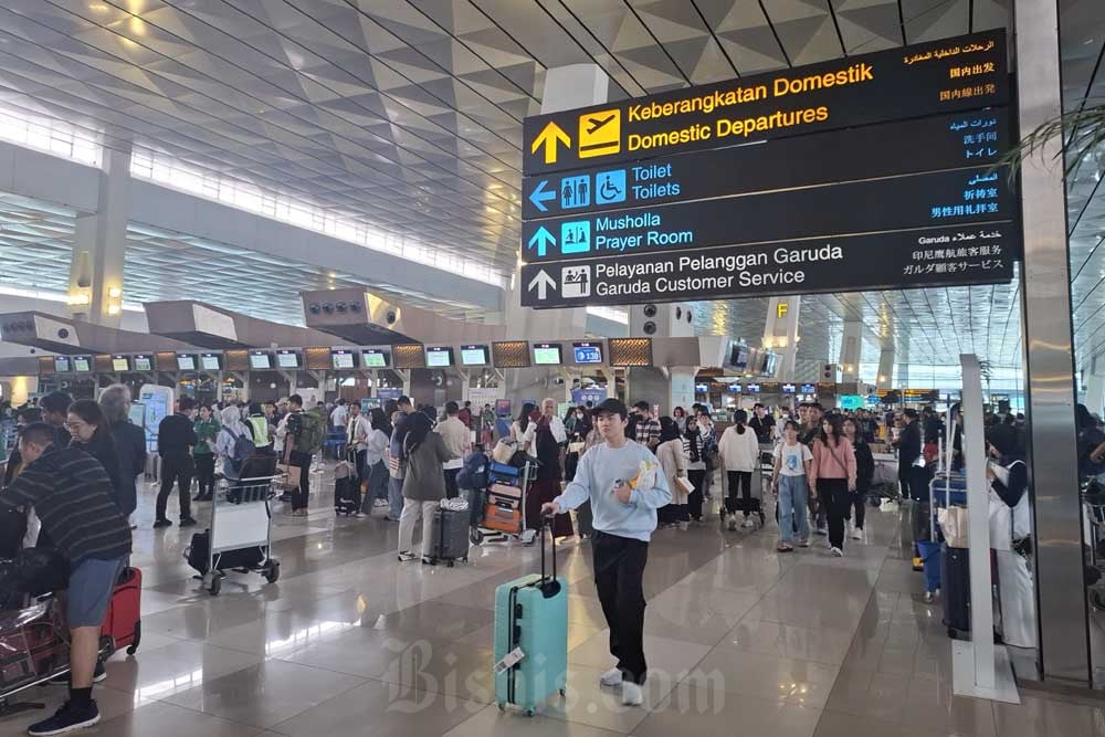 Penumpang tampak memadati Bandara Internasional Soekarno-Hatta, Tangerang pada Sabtu (6/4/2024) siang atau H-4 Lebaran. Angkasa Pura II menyebut akan ada 184.250 penumpang yang tiba dan berangkat di Bandara Soekarno-Hatta pada H-4 Lebaran./ JIBI - Bisnis - Surya Dua Artha Simanjuntak.