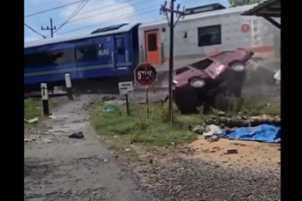  Detik-detik Kecelakaan Carry vs Kereta Api di Madiun: Mobil Terpental tapi Penumpang Selamat
