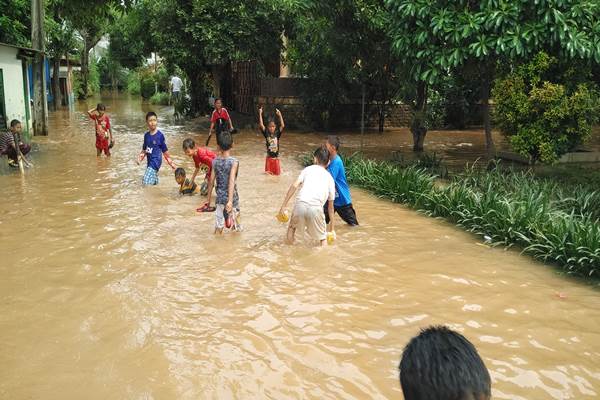  Hujan Deras Bikin Tanggul Kali Baru Jebol, 500 KK Terendam Banjir