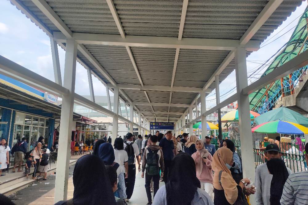  Libur Lebaran, Penumpang KRL Jabodetabek Membeludak di Stasiun Bogor