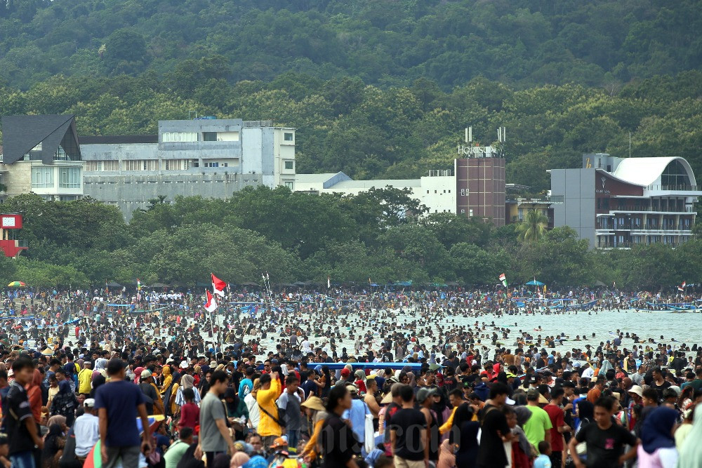  Libur Lebaran Pantai Pangandaran Dipadati Pengunjung