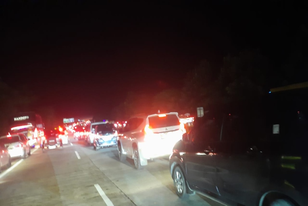  Arus Balik Tol Cipali KM 185 Macet Parah, Pengemudi Rehat di Pinggir Jalan