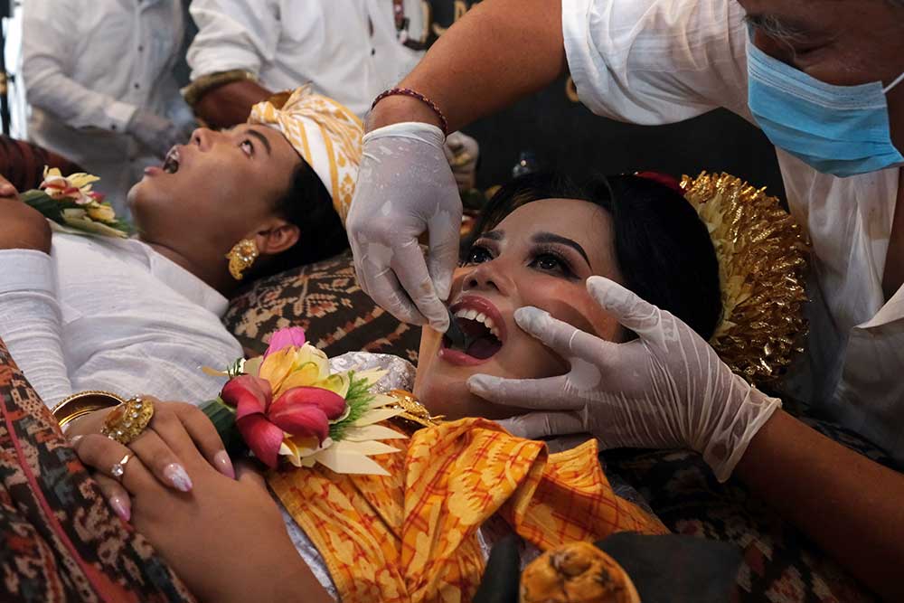  Sejumlah Remaja Penyandang Disabilitas di Bali Mengikuti Ritual Potong Gigi