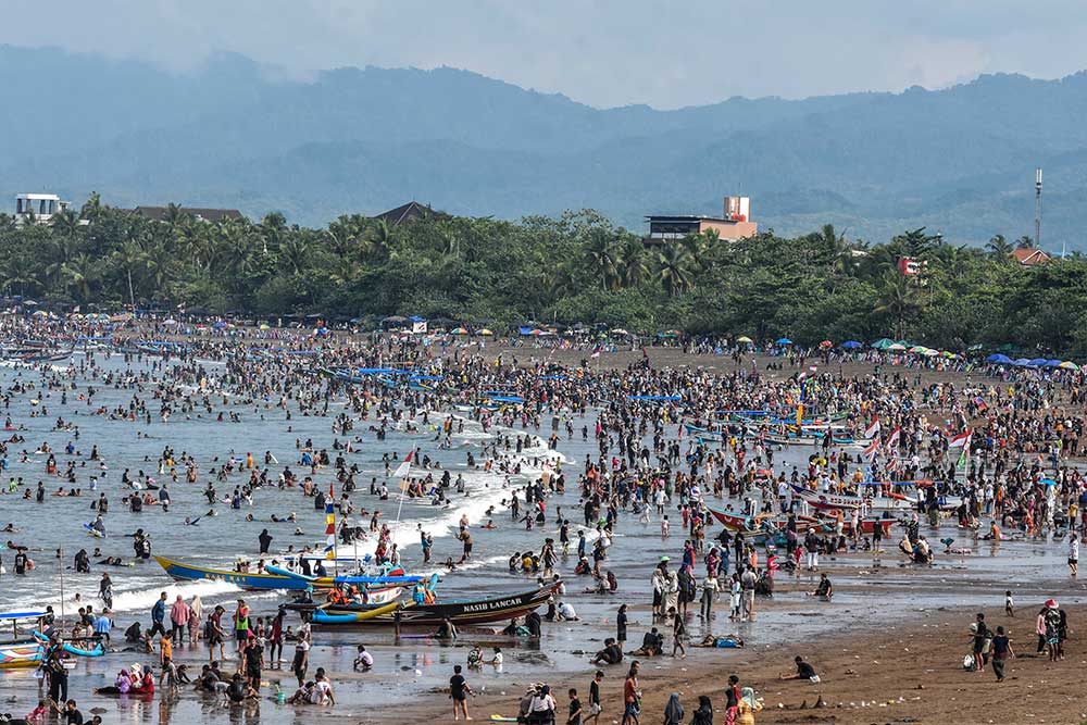  Pantai di Pangandaran Dipenuhi Wisatawan Saat Libur Lebaran
