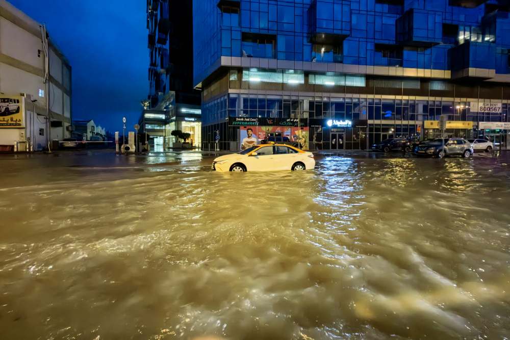  Viral Video Warga Dubai Pakai Jetski Saat Banjir