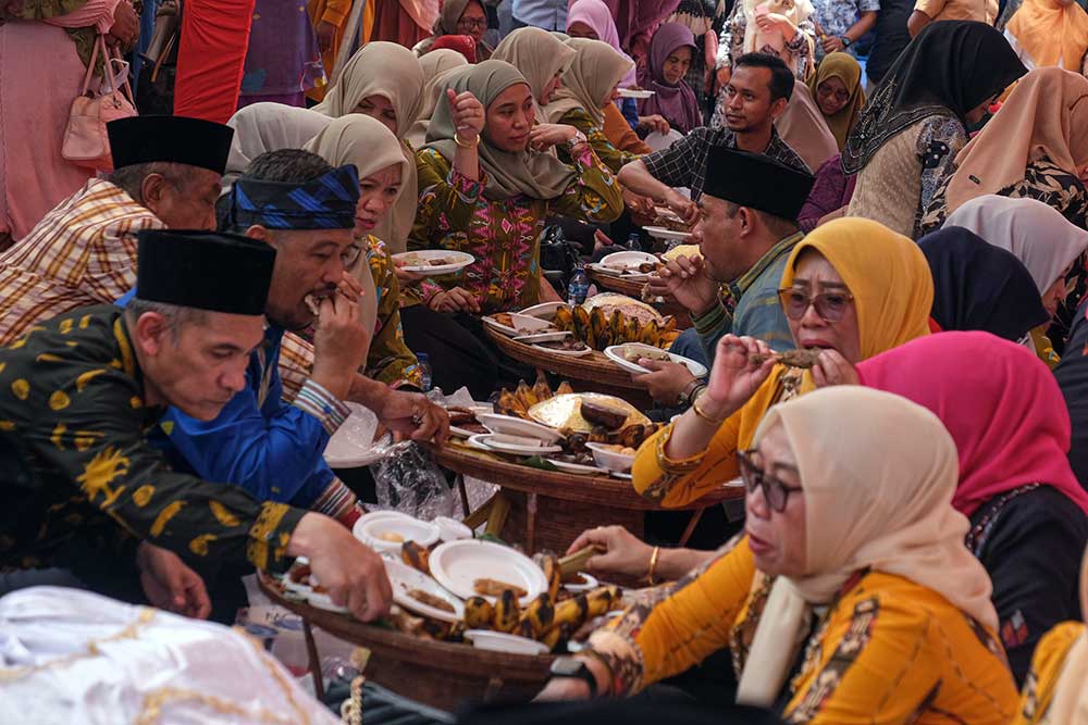  Makan Bersama Saat Tradisi Foma-Foma'a di Sulawesi Tenggara