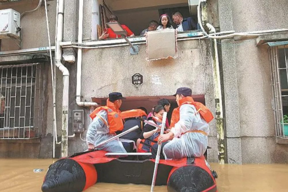  China Dilanda Banjir Bandang, 110.000 Warga Terpaksa Dievakuasi