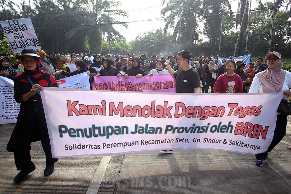  Demo Warga Tolak Penutupan Jalan Oleh BRIN