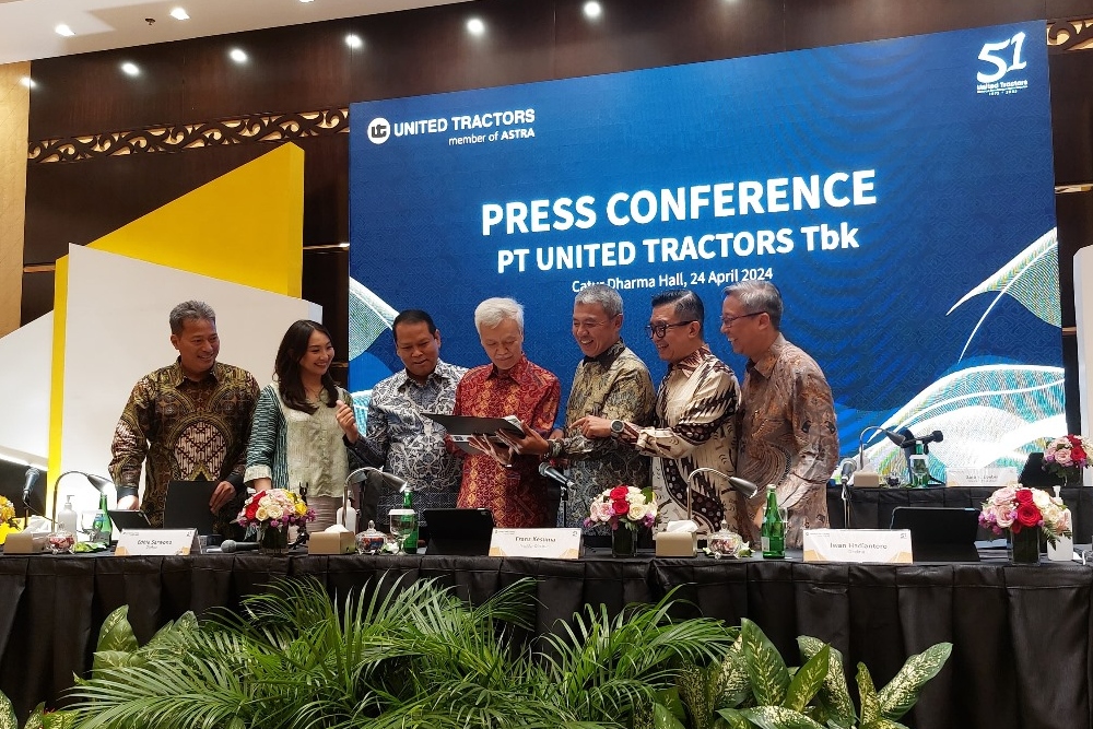  United Tractors (UNTR) Gas Akuisisi Tambang Logam dan EBT 2024