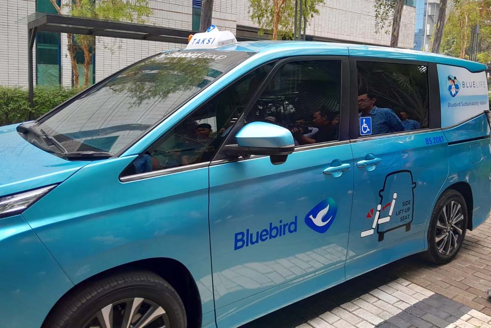  Blue Bird Rilis Taksi Buat Penumpang Disabilitas hingga Lansia