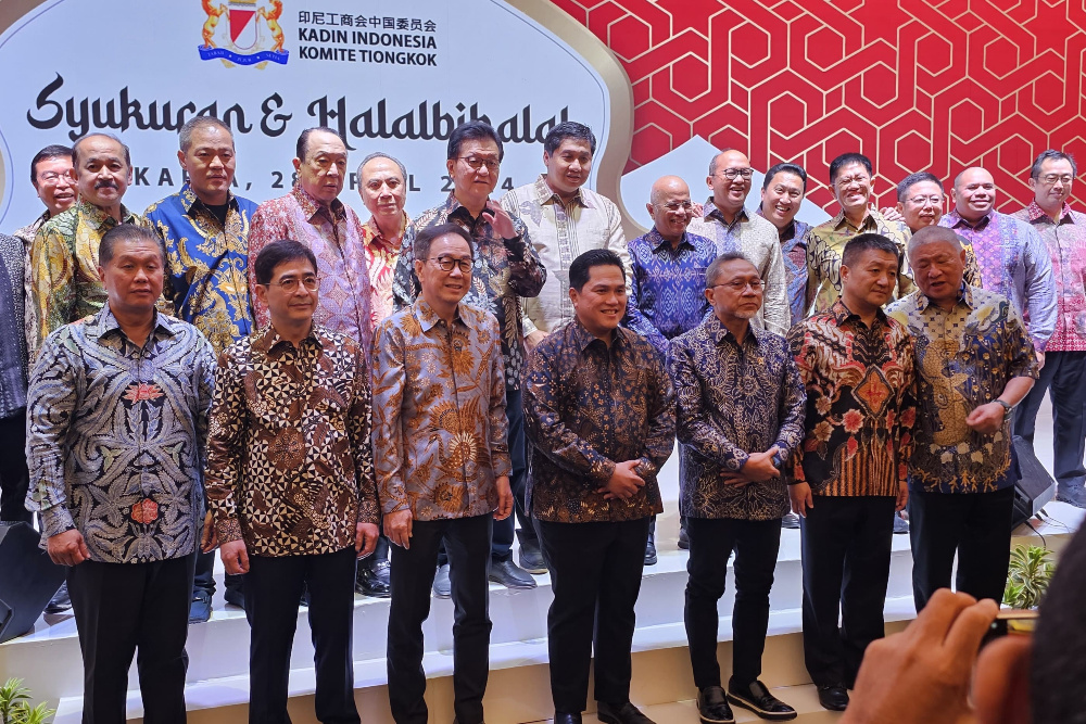 Para pengusaha yang menyumbangkan dana untuk Timnas Indonesia dengan total Rp23 miliar berfoto bersama dalam acara Syukuran dan Halalbihalal Kadin Indonesia Komite Tiongkok (KIKT) di Jakarta, Minggu (28/4/2024). - Bisnis/Maria Yuliana Benyamin