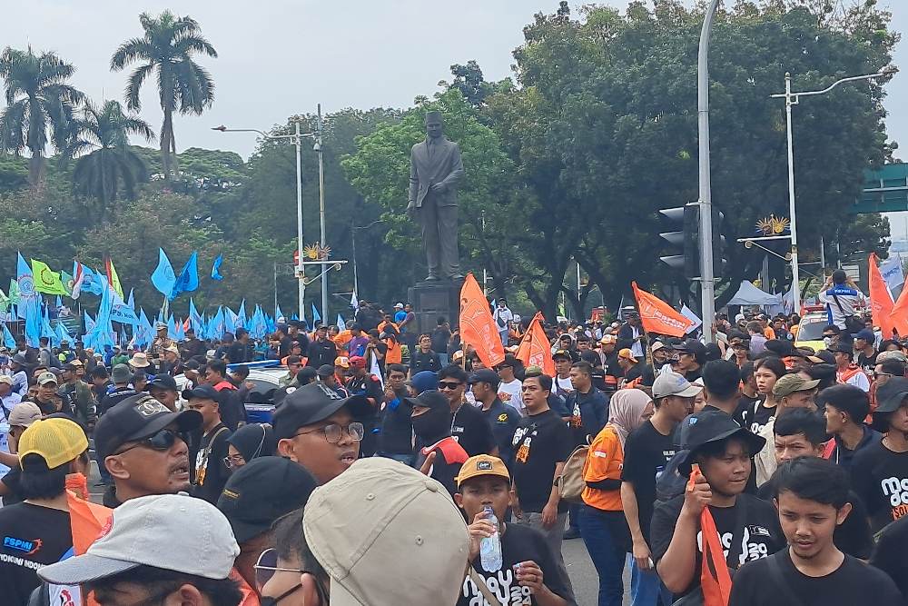  Hari Buruh 1 Mei 2024: Massa Buruh Kepung Kawasan Patung Kuda