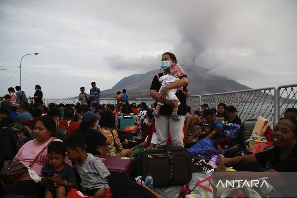  12.000 Warga Terdampak Erupsi Gunung Ruang Dievakuasi ke Luar Pulau